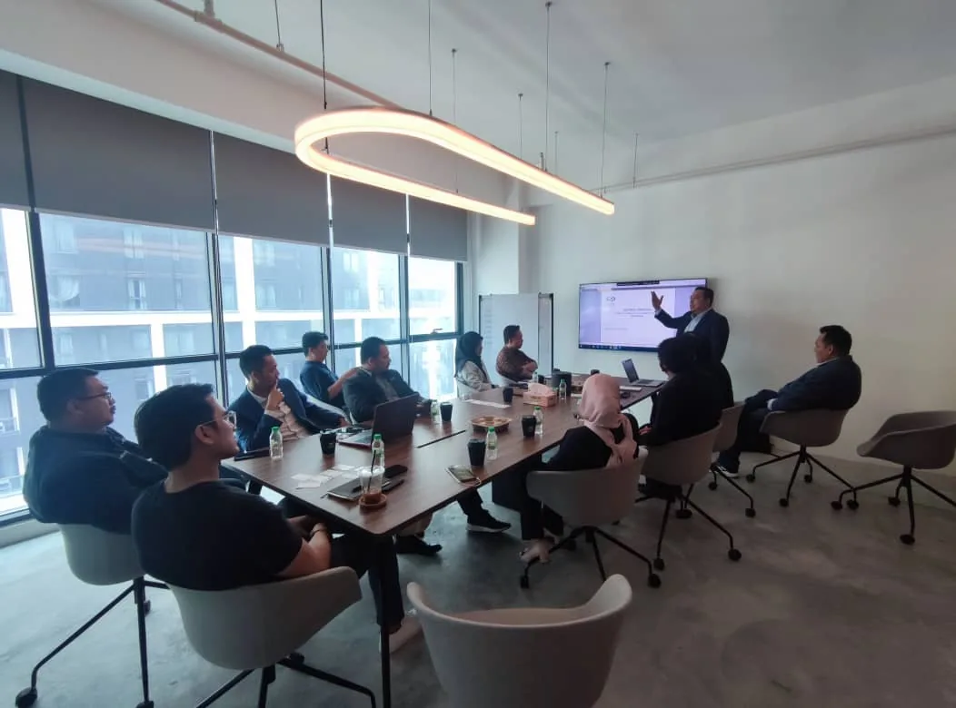 Budi Kencana technology discussion with a client team